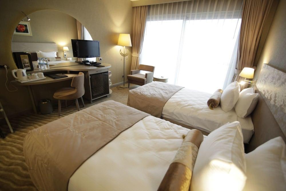 Doubletree By Hilton Istanbul Atasehir Hotel & Conference Centre Exterior photo