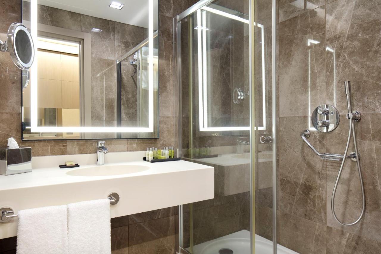 Doubletree By Hilton Istanbul Atasehir Hotel & Conference Centre Exterior photo